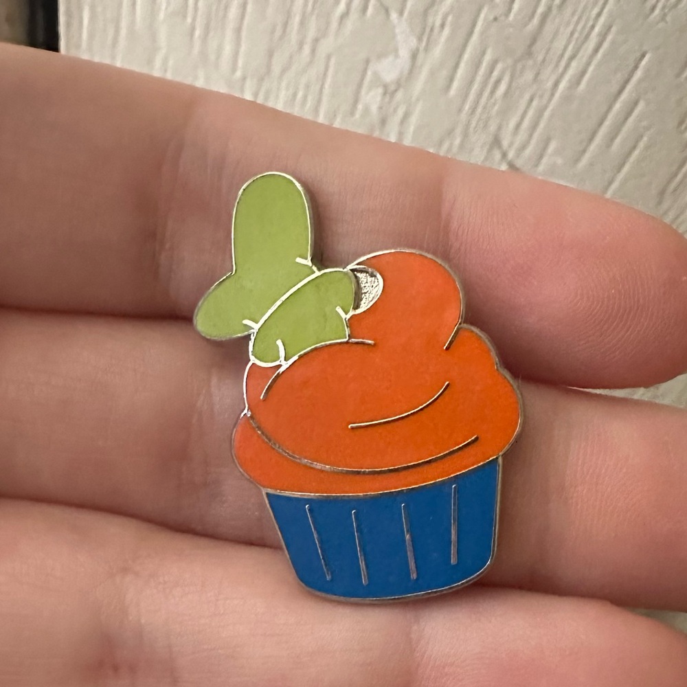 Goofy cupcake pin